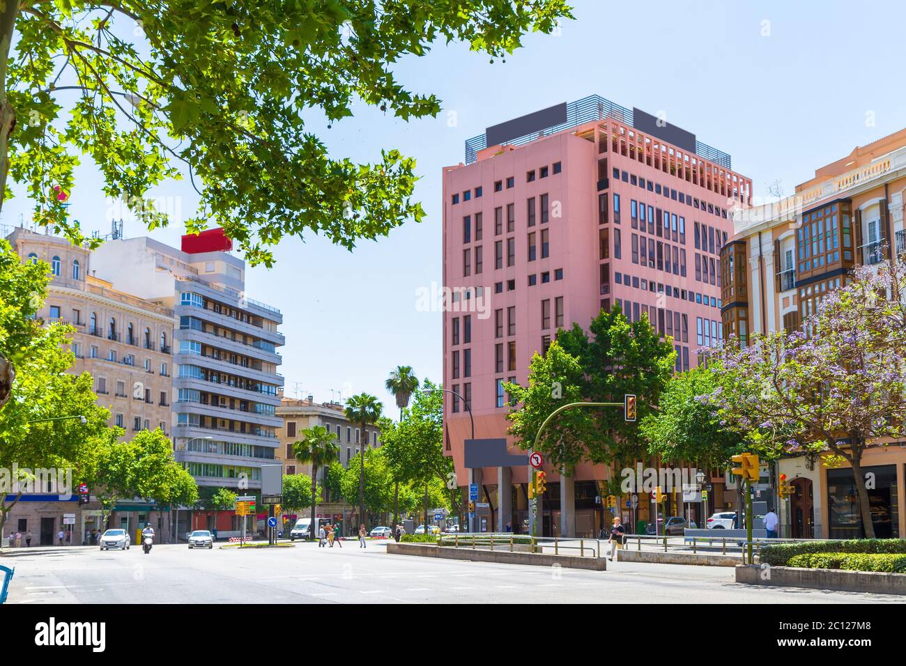 Centro urbano di Palma Mallorca, Anenue Comte del Sallent direzione Plaza Espanya, Isole Baleari, Spagna. Concetto di viaggio. Foto Stock