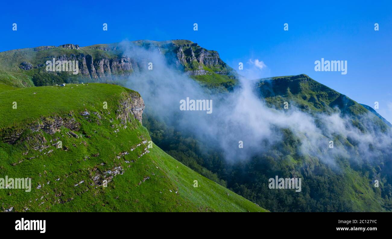 Paesaggio primaverile di montagne e prati vicino al Portillo de Lunada nella Valle del Miera, Cantabria, Spagna, Europa Foto Stock