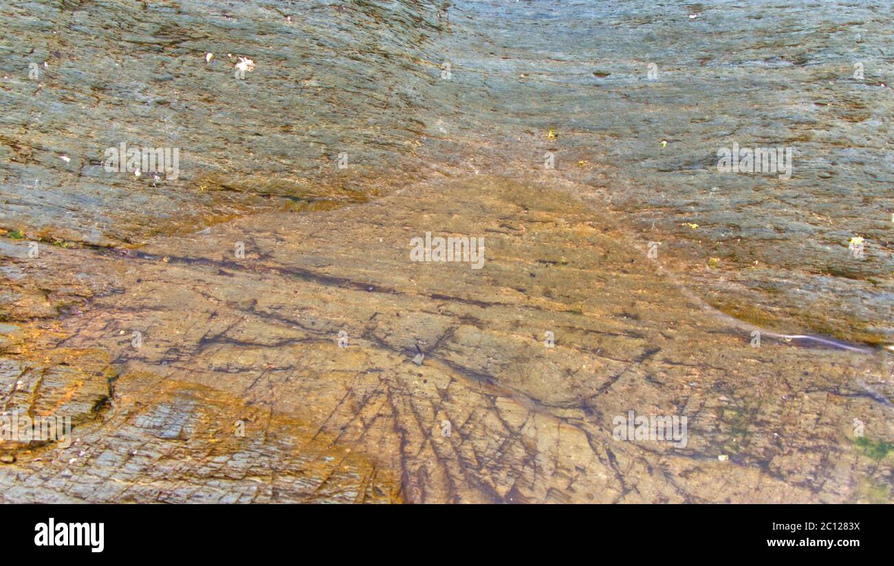 Rocce, ciottoli, piscine di roccia, sabbia e oceano in un giorno di giugno in Cornovaglia Foto Stock