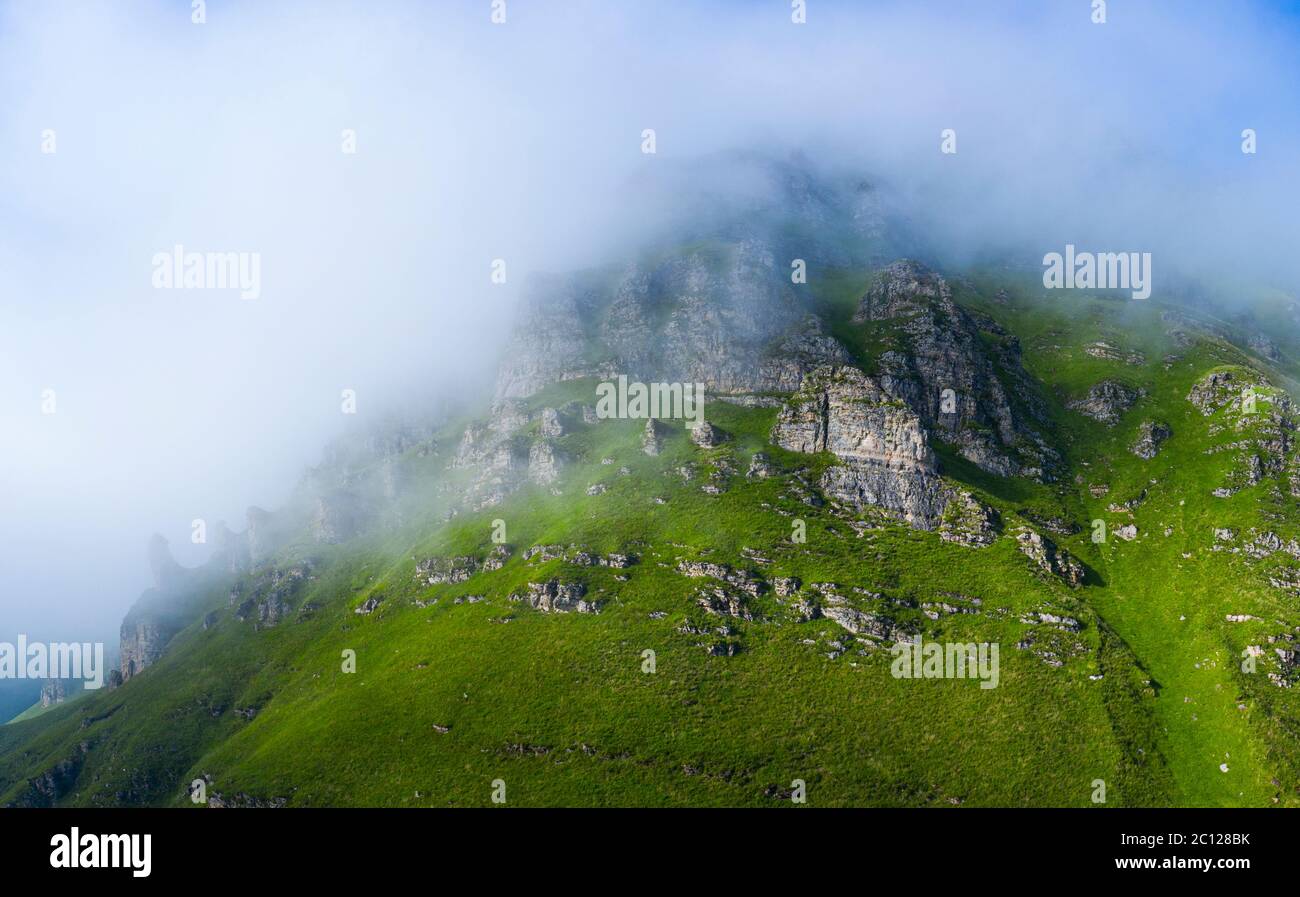 Paesaggio primaverile di montagne e prati vicino al Portillo de Lunada nella Valle del Miera, Cantabria, Spagna, Europa Foto Stock