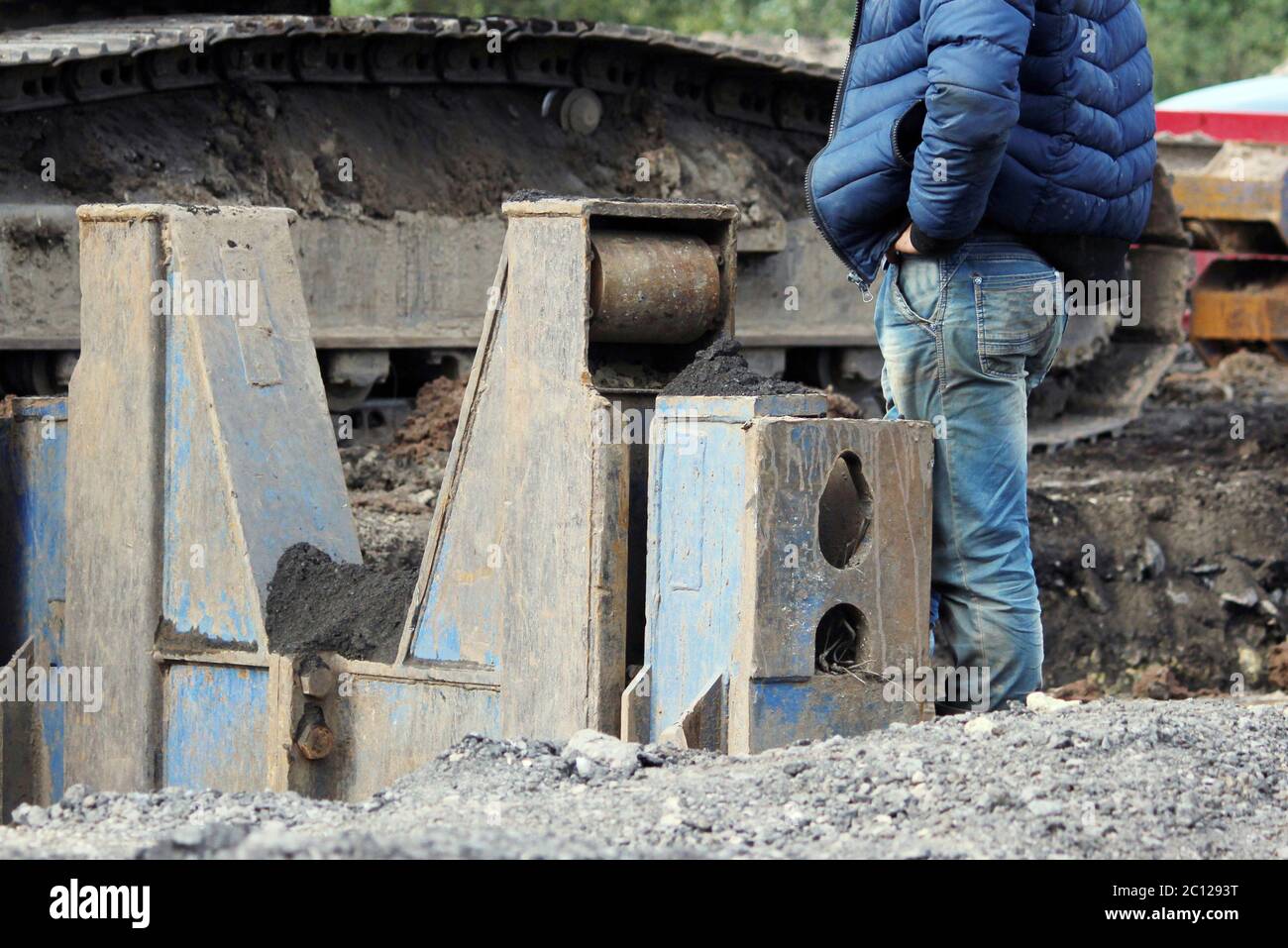 installazione di strutture metalliche - supporto immediato per drenare il terreno nel cantiere la strada in paludi. Foto Stock