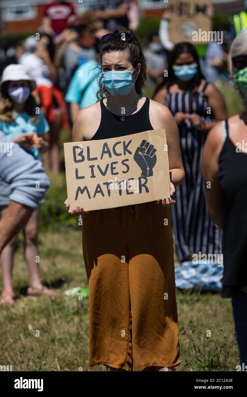 Eastbourne, East Sussex, UK – Sabato 13 giugno 2020 – i manifestanti si riuniscono a Princes Park come parte della campagna Black Lives Matter ( BLM ). Foto Stock