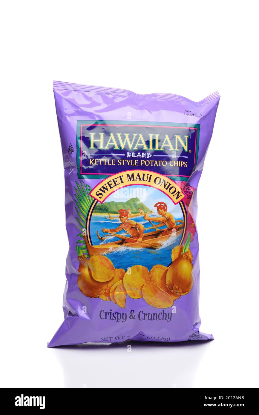 IRVINE, CALIFORNIA - 25 MAGGIO 2020: Una borsa di patate in stile bollitore di marca hawaiano Sweet Maui cipolla. Foto Stock