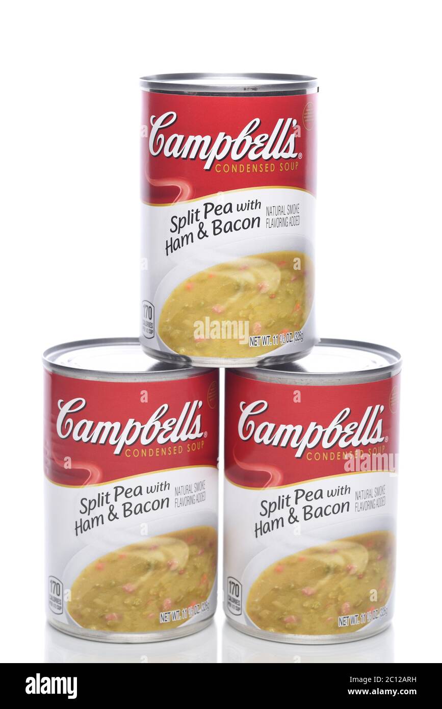IRVINE, CALIFORNIA - 8 APRILE 2020: Tre lattine di Campbells Split Pea con zuppa di Pram e pancetta. Foto Stock