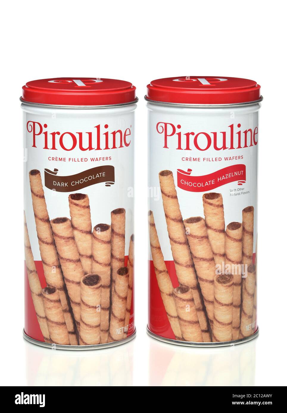 IRVINE, CALIFORNIA - 16 MARZO 2020: Due lattine di wafer farciti di Pirouline Creme, cioccolato fondente e nocciole al cioccolato. Foto Stock