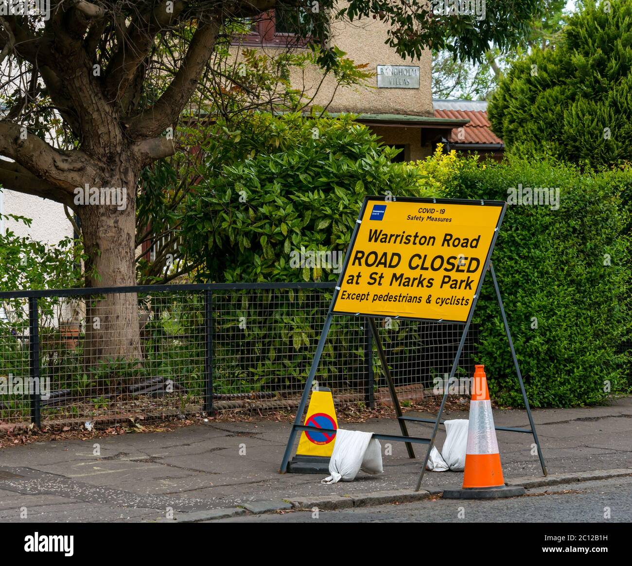 Covid-19 cartello di chiusura pandemico della strada, Ferry Road, Edimburgo, Scozia, Regno Unito Foto Stock