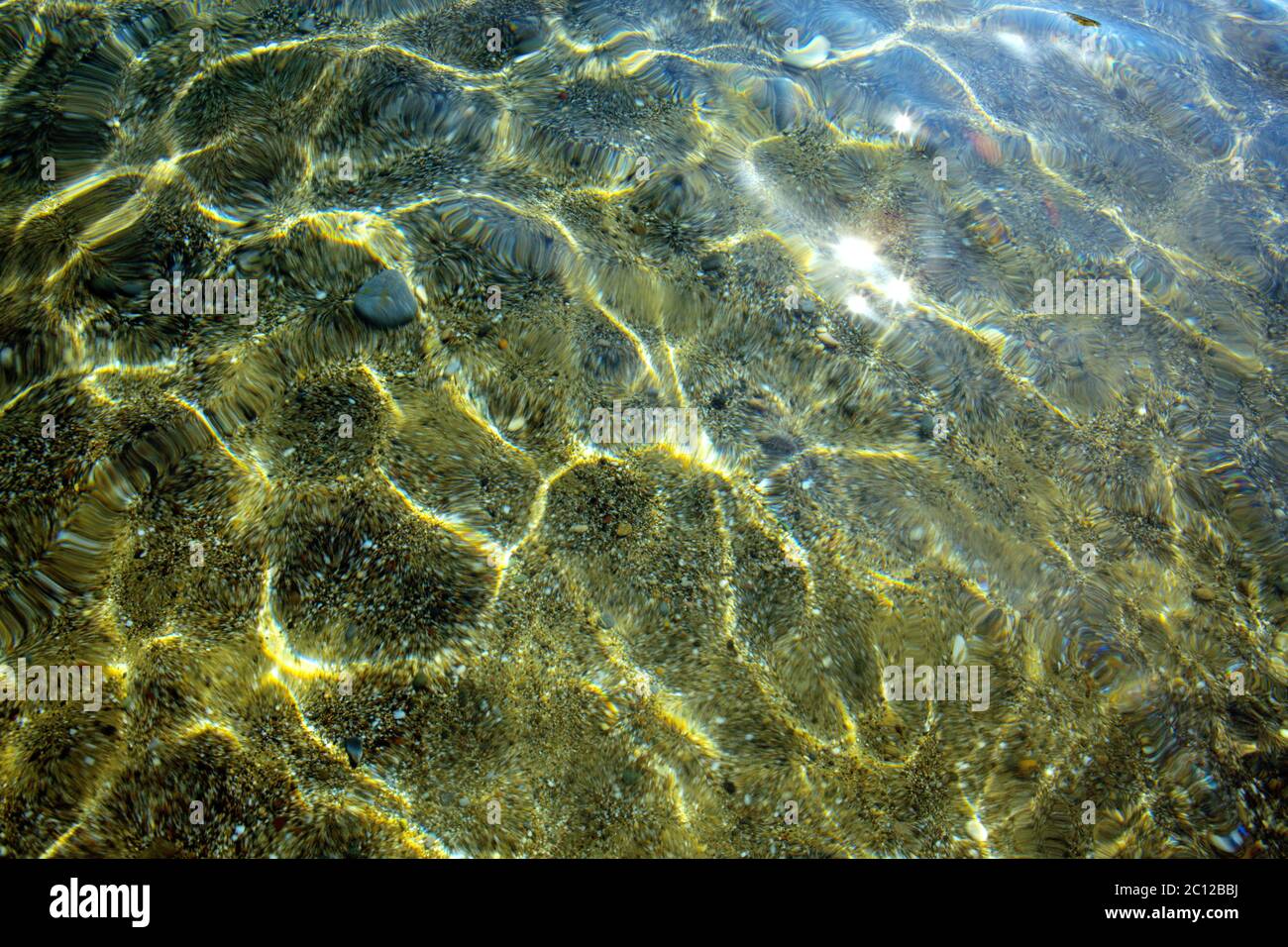 Shining acqua blu sullo sfondo di ondulazione Foto Stock