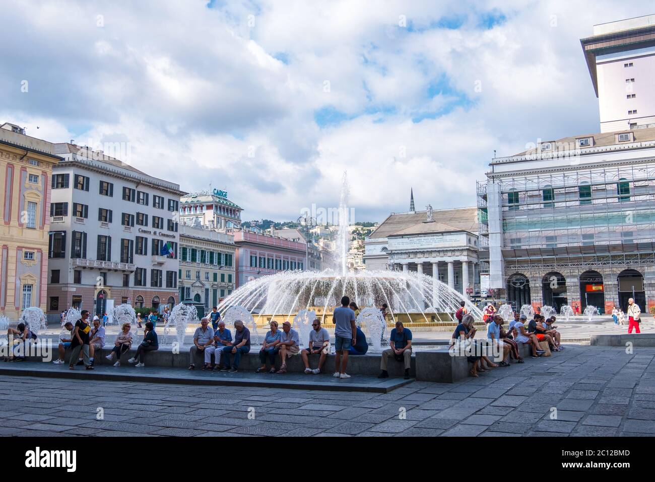 Genova - 18 agosto 2019: Turisti e gente del posto vicino alla famosa fontana di Piazza De Ferrari a Genova, regione Liguria, Italia Foto Stock