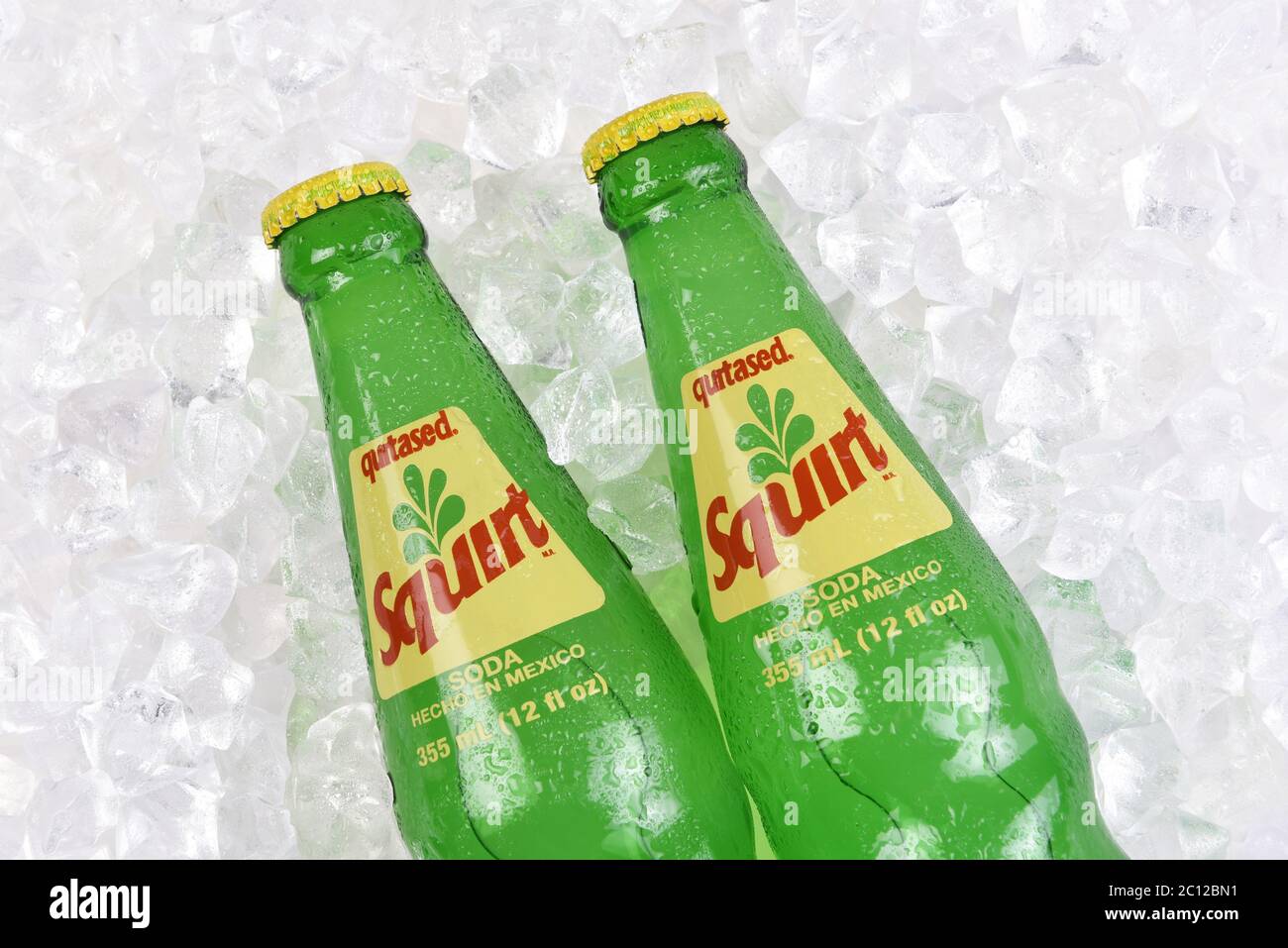 IRVINE, CALIFORNIA - 20 APRILE 2020: Primo piano di due bottiglie di Citrus Flavored Squirt bevanda analcolica in un letto di ghiaccio. Fabbricato in Messico. Foto Stock