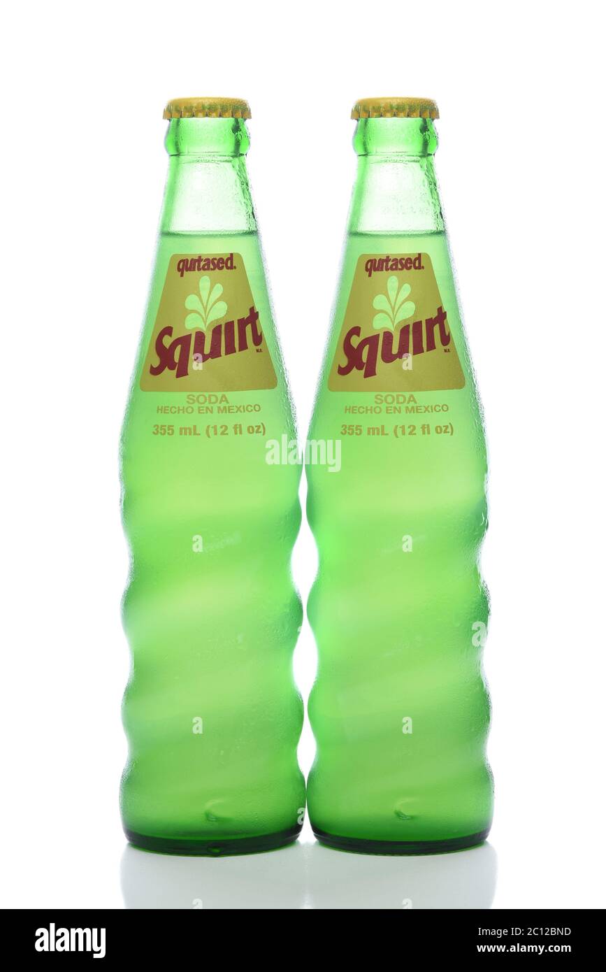 IRVINE, CALIFORNIA - 20 APRILE 2020: Due bottiglie di bevanda analcolica aromatizzata al agrume di Squirt isolate su ghiaccio. Fabbricato in Messico. Foto Stock