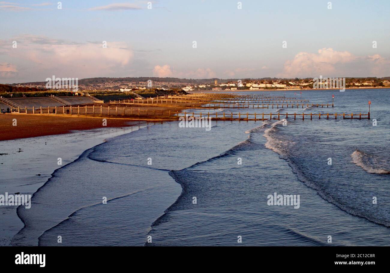 Sole impostazione su Dawlish Warren con Exmouth sullo sfondo Foto Stock