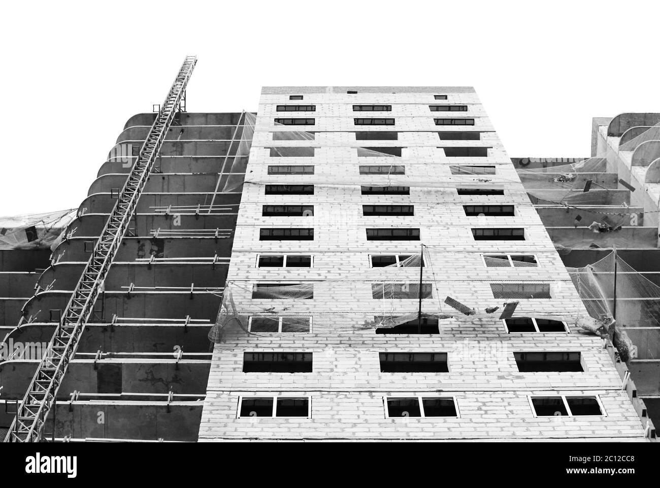 Protezione in bianco e nero rete di cattura protezione Belay tende nella costruzione di una casa di recente costruzione a più piani. Foto Stock
