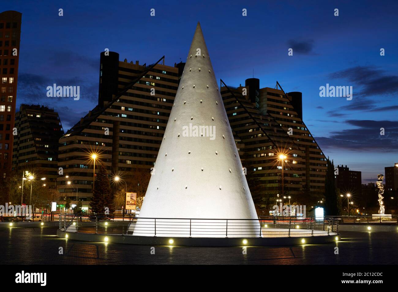 Ascensore conico bianco che si illumina di notte, il parco delle scienze e delle arti, Valencia, Spagna. Foto Stock