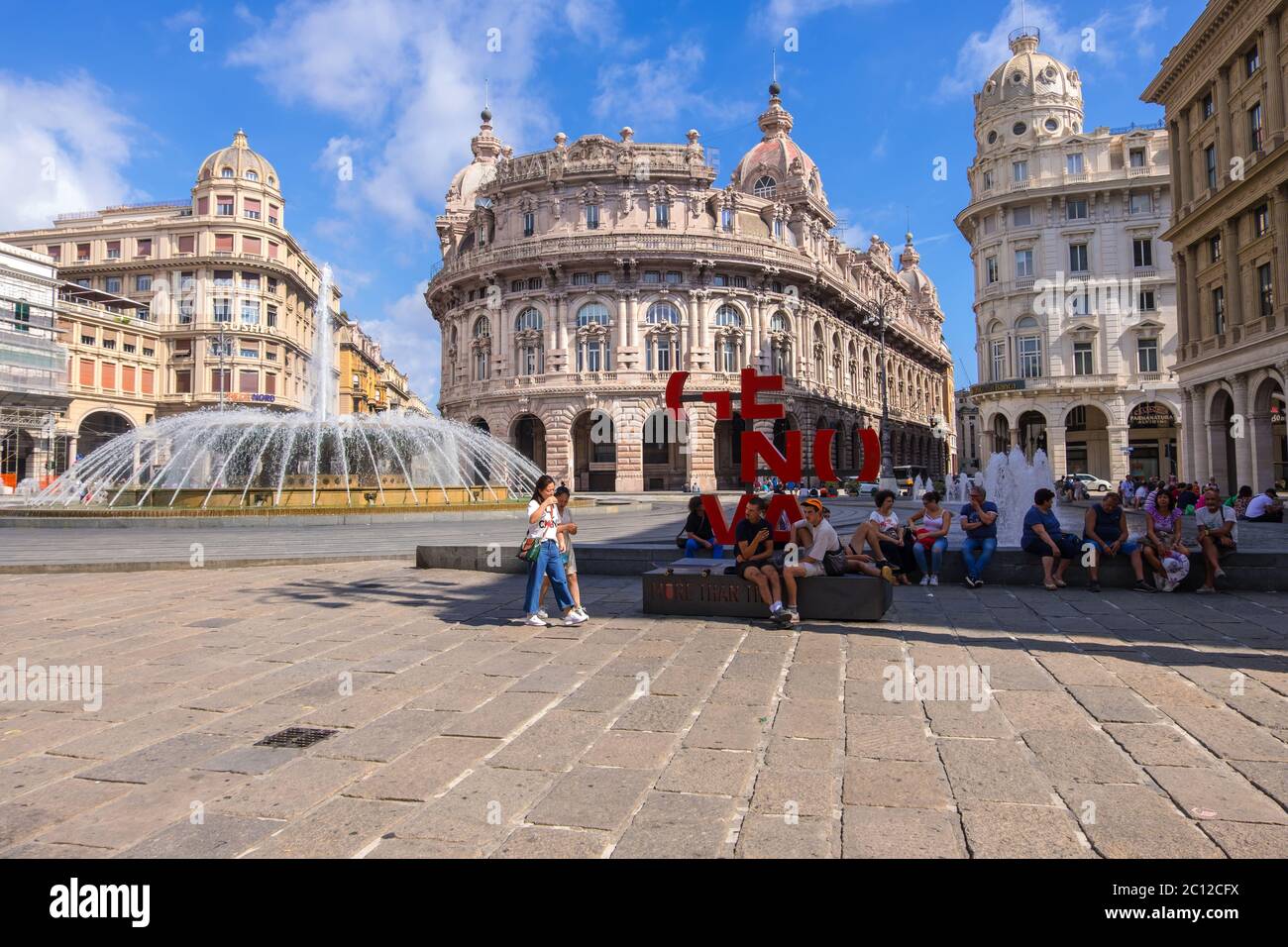 Genova - 18 agosto 2019: Genova più di questo segno City Logo e turisti vicino a Piazza De Ferrari a Genova, regione Liguria Foto Stock