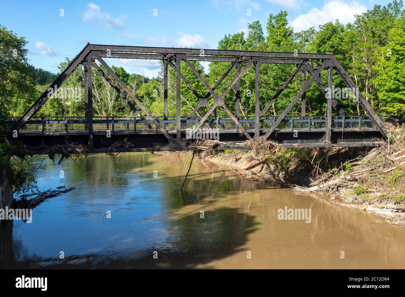 Railroad Bridge, Tittabawassee R. Sanford, MI USA. 6-11-2020, la rottura di diga & l'inondazione ha accaduto 5-20-2020, da James D Coppinger/Dembinsky Photo Assoc Foto Stock