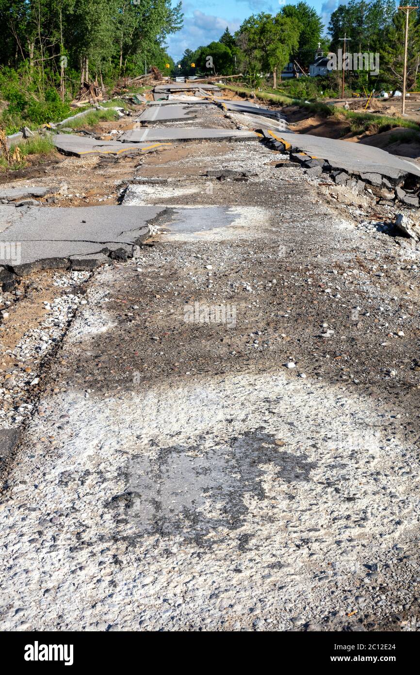 Earthen diga strada vicino Sanford, MI USA. 6-11-2020, l'allevamento e l'allagamento della diga originali avvenuti 5-20-2020, da James D Coppinger/Dembinsky Photo Assoc Foto Stock
