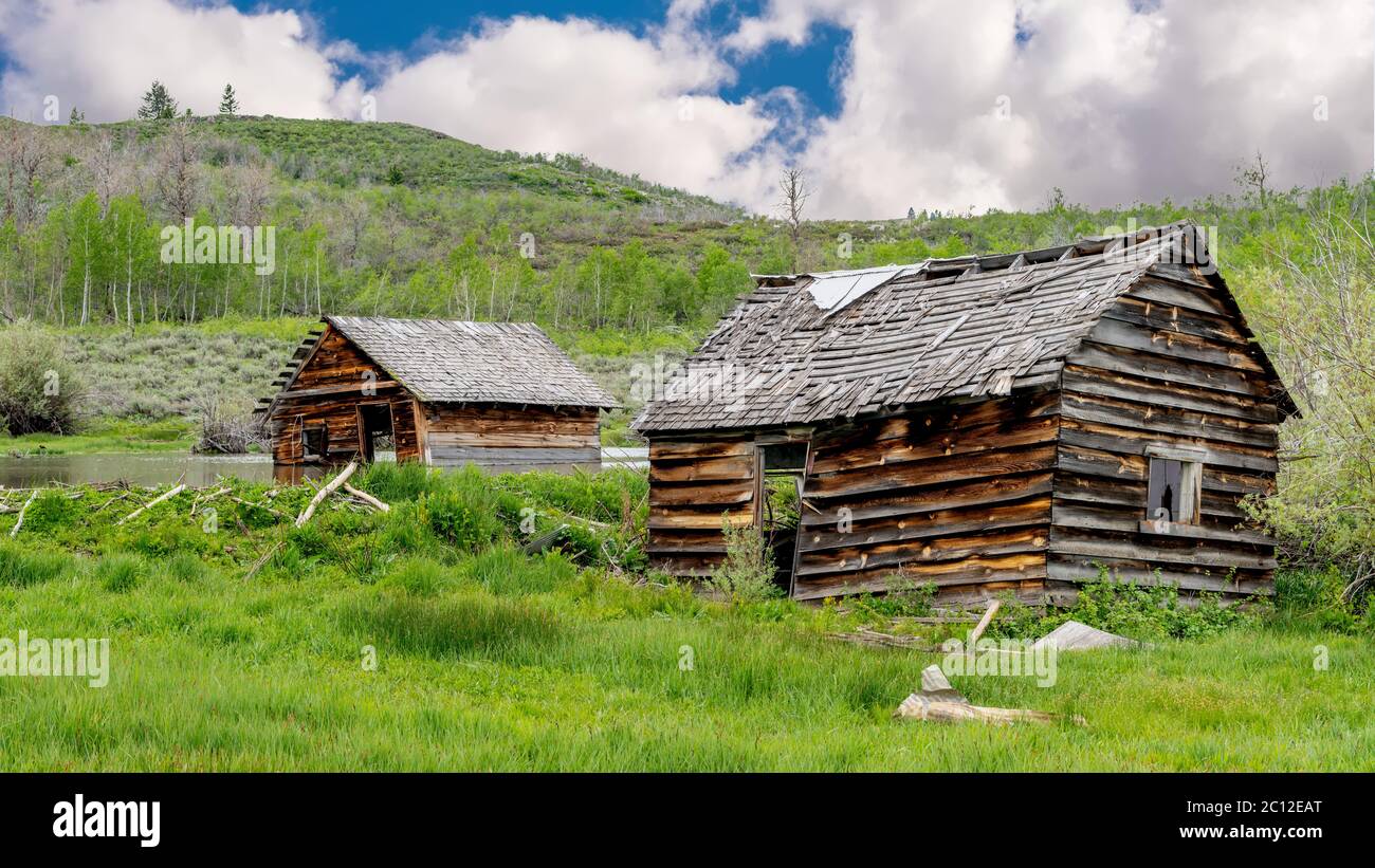 Legno vecchio e fienili stagionato su una fattoria contadina Foto Stock