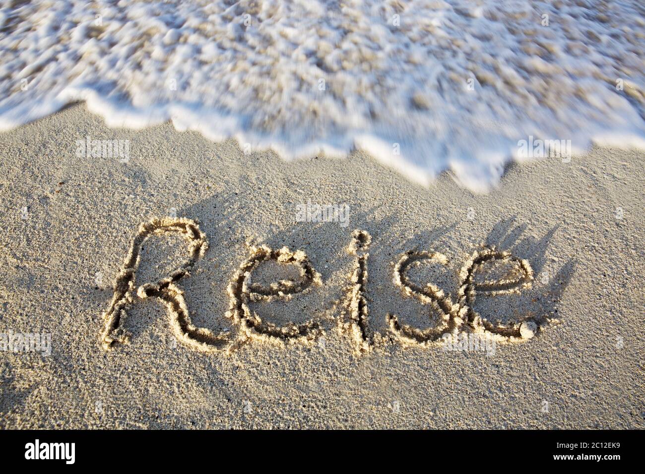 Viaggio scritto in sabbia alla spiaggia. Foto Stock