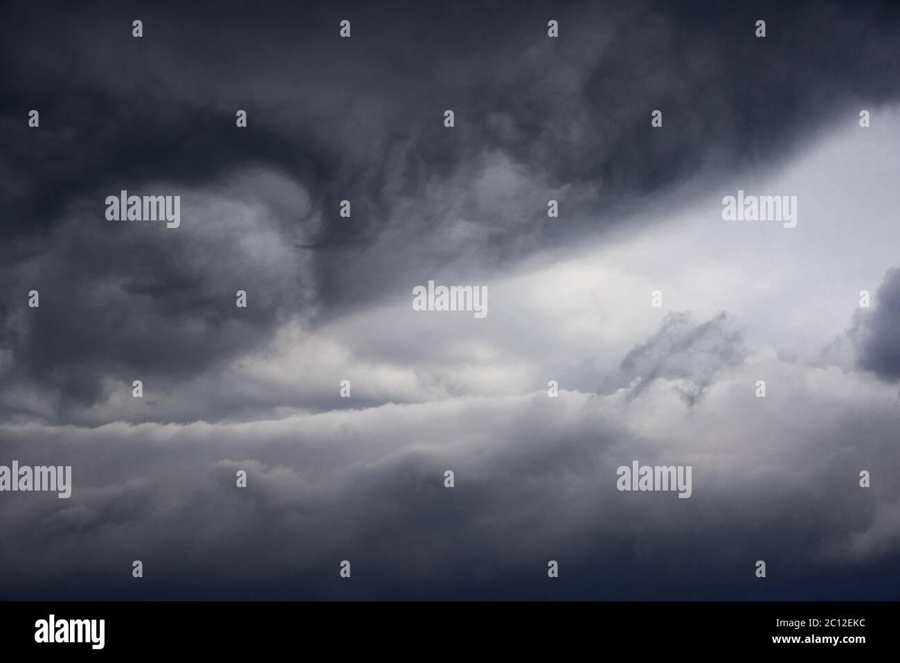 Dark Sky drammatico nuvole prima di tempesta. paesaggio sfondo celeste Foto Stock