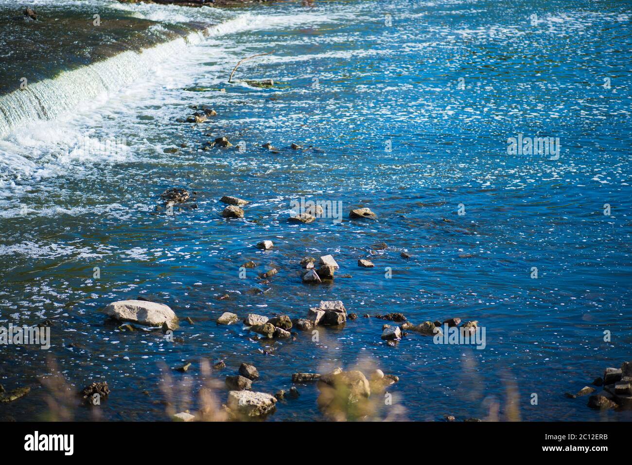 Selvaggio fiume vivaci con rocce e rapide Foto Stock