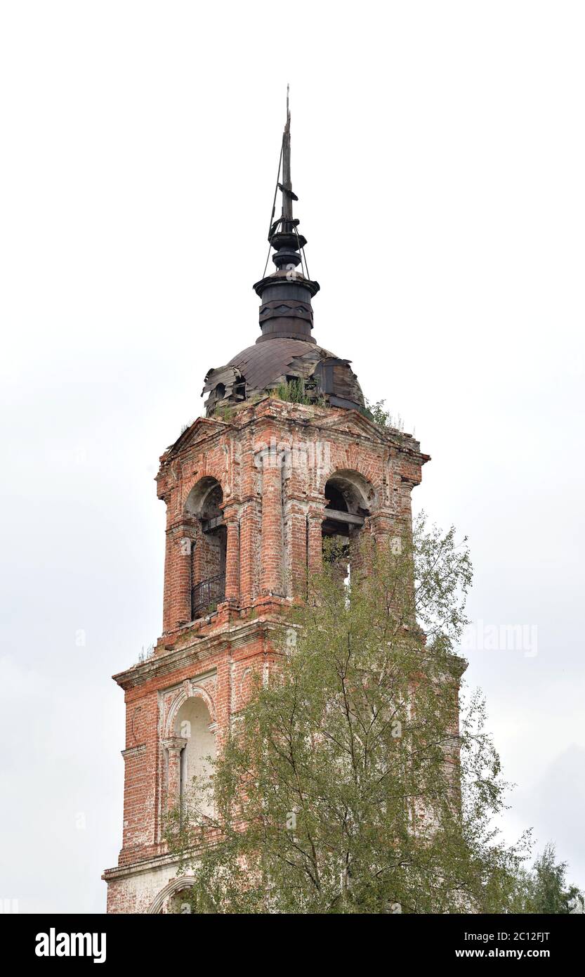 La chiesa distrutta di San Nicola nel villaggio Priluki. Foto Stock