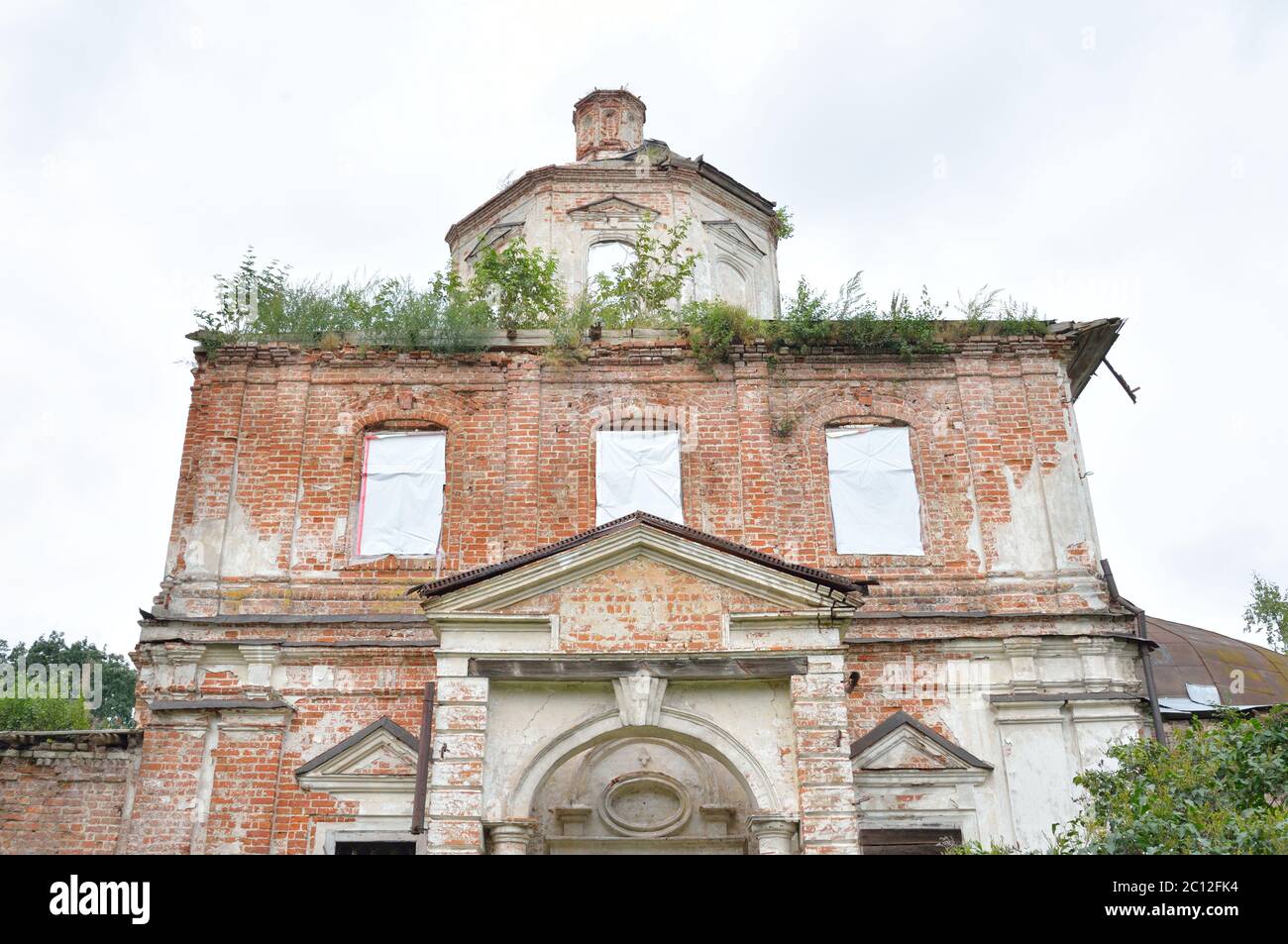 La chiesa distrutta di San Nicola nel villaggio Priluki. Foto Stock