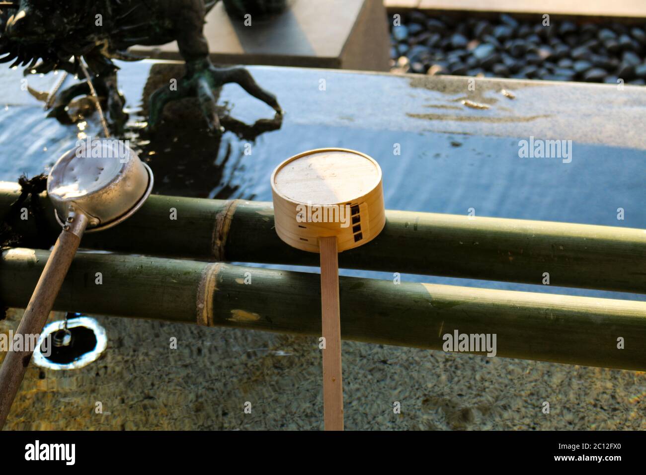 Cucchiai di acqua di pulizia fuori di un tempio a Kani City, Prefettura di Gifu, Giappone Foto Stock