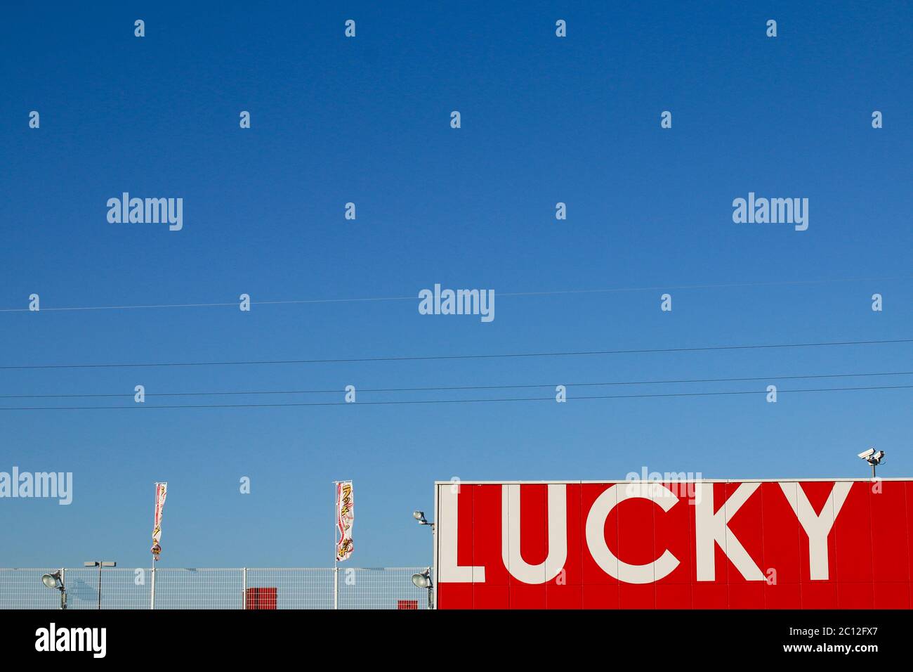 Cielo azzurro chiaro sopra Lucky Plaza a Kani City, Prefettura di Gifu, Giappone Foto Stock