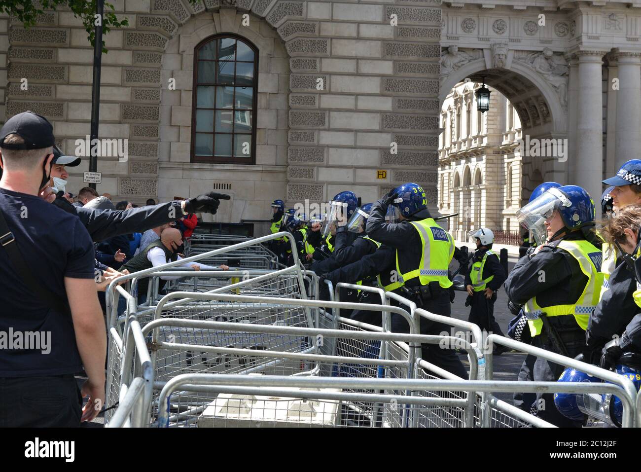La polizia è stata impigliata con bottiglie e riacutizzazioni durante violenti scontri con i manifestanti di estrema destra nel centro di Londra Foto Stock
