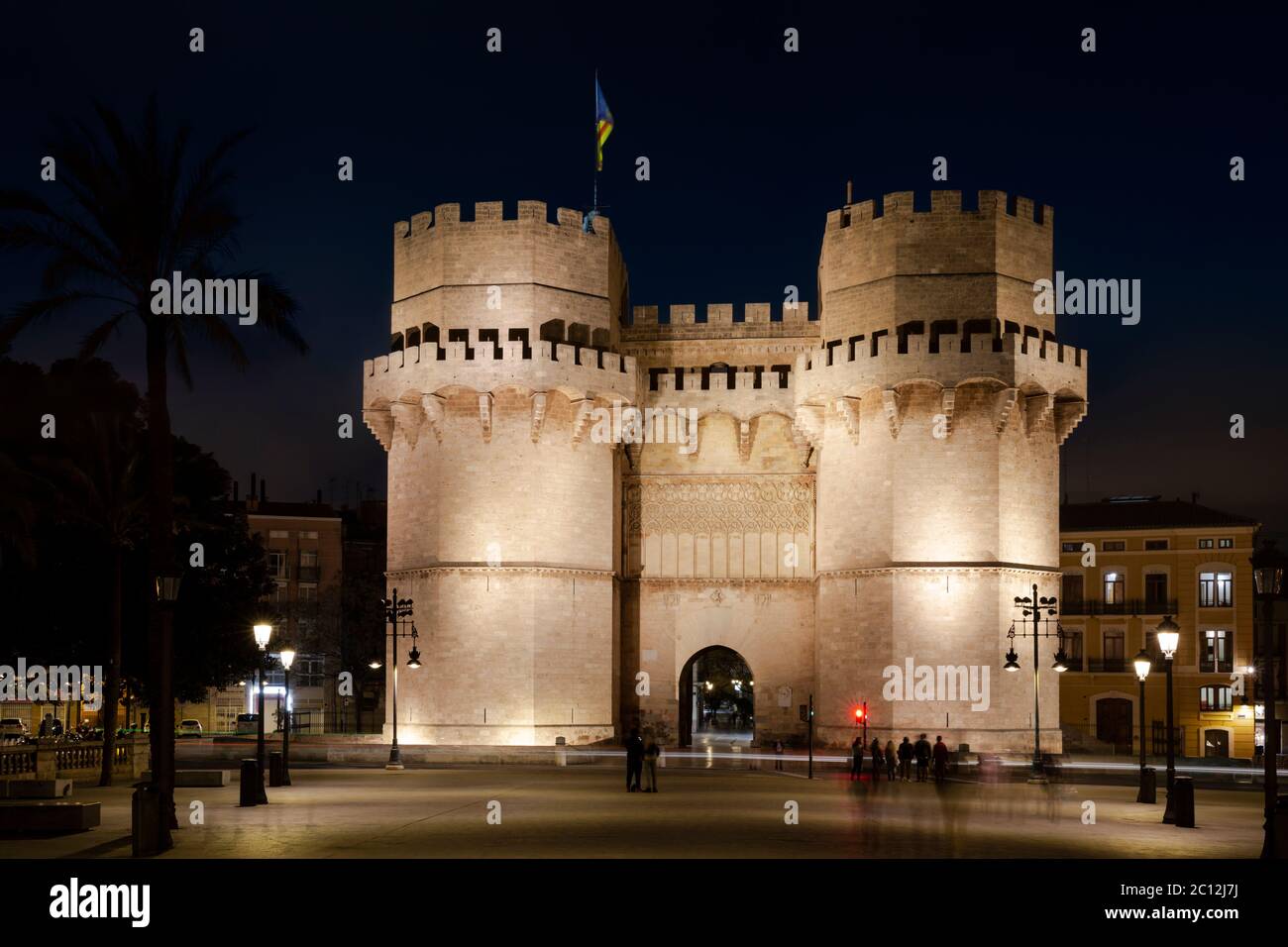 Serrano Torri illuminate di notte una delle porte delle mura medievali originali della città, Valencia, Spagna. Foto Stock