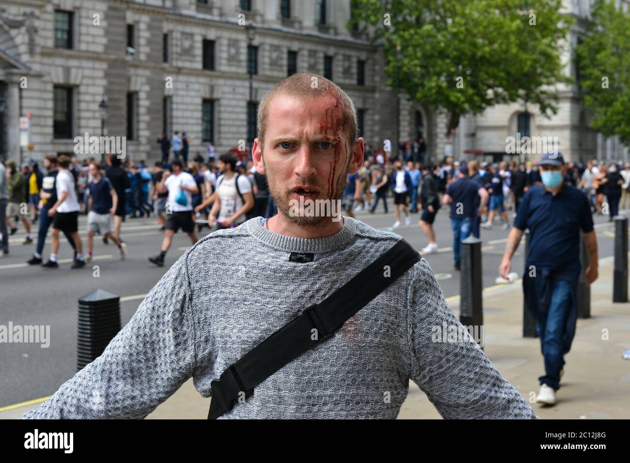 Il manifestante è stato ferito durante violenti scontri con la polizia nel centro di Londra Foto Stock