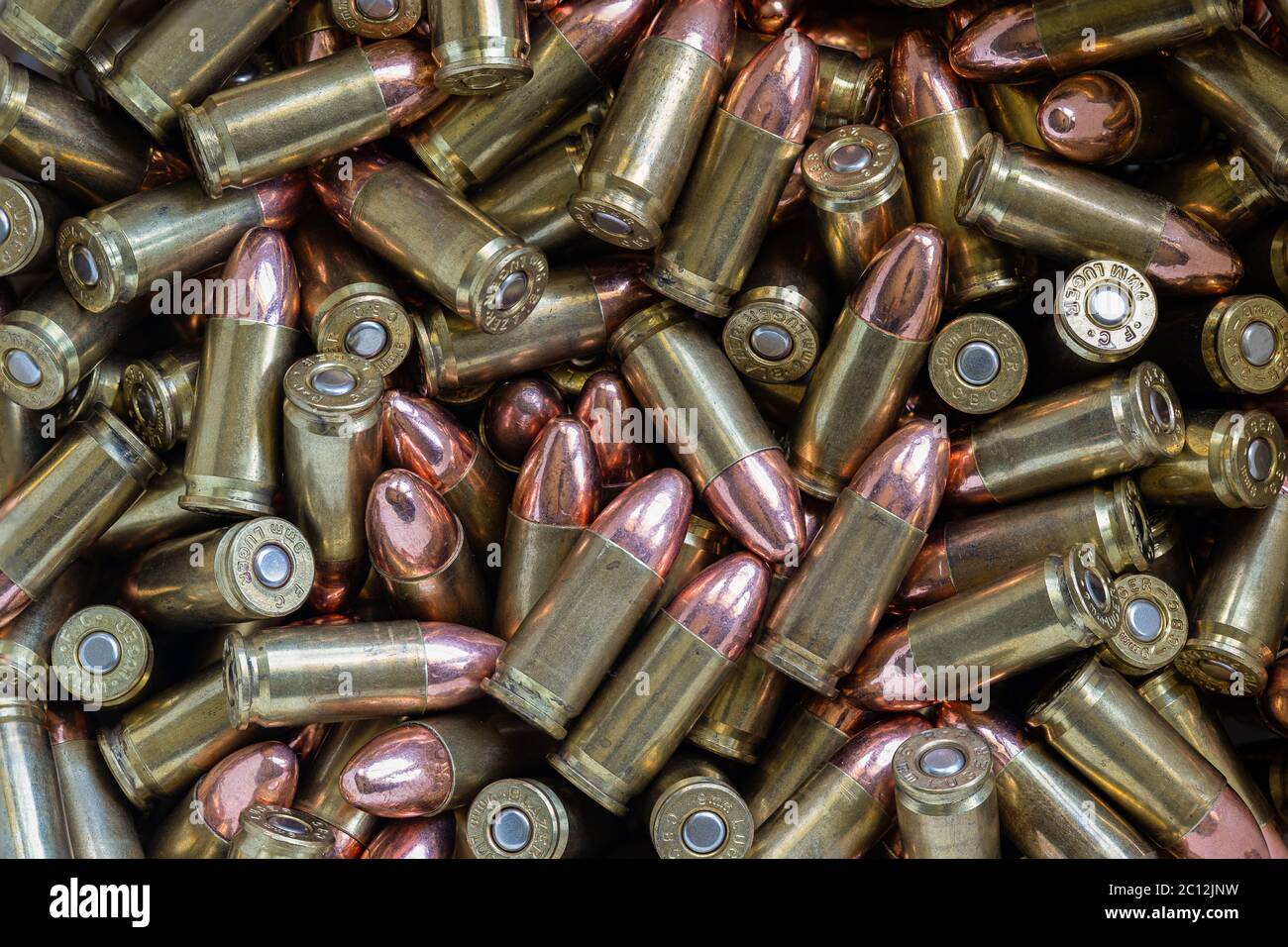 Un gruppo di cartucce a pistola da 9 mm. Foto Stock