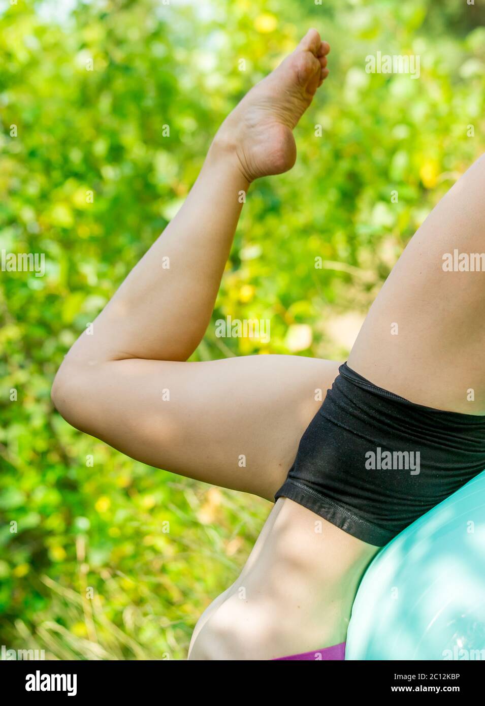 Esecuzione dell'esercizio con gamba appuntita con angolo laterale Foto Stock