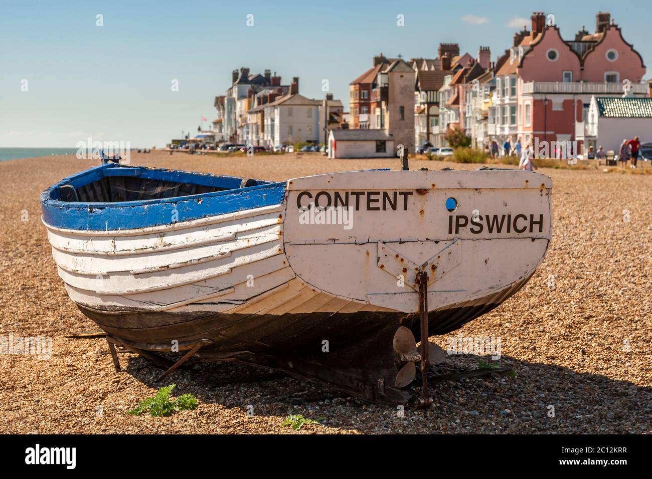Una barca chiamata Content Ipswich si trova sulla spiaggia di East Suffolk, Inghilterra Foto Stock