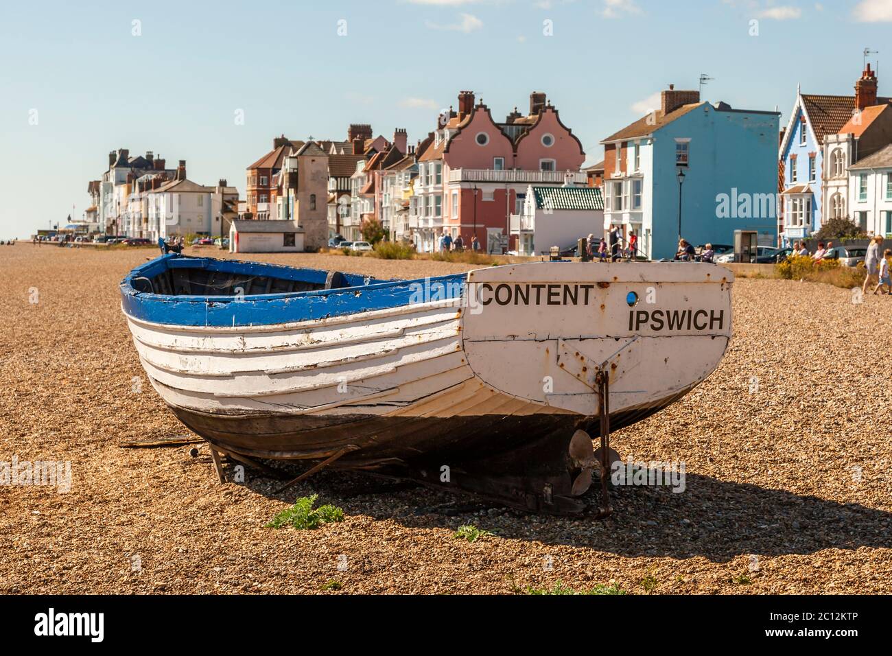 Una barca chiamata Content Ipswich si trova sulla spiaggia di East Suffolk, Inghilterra Foto Stock