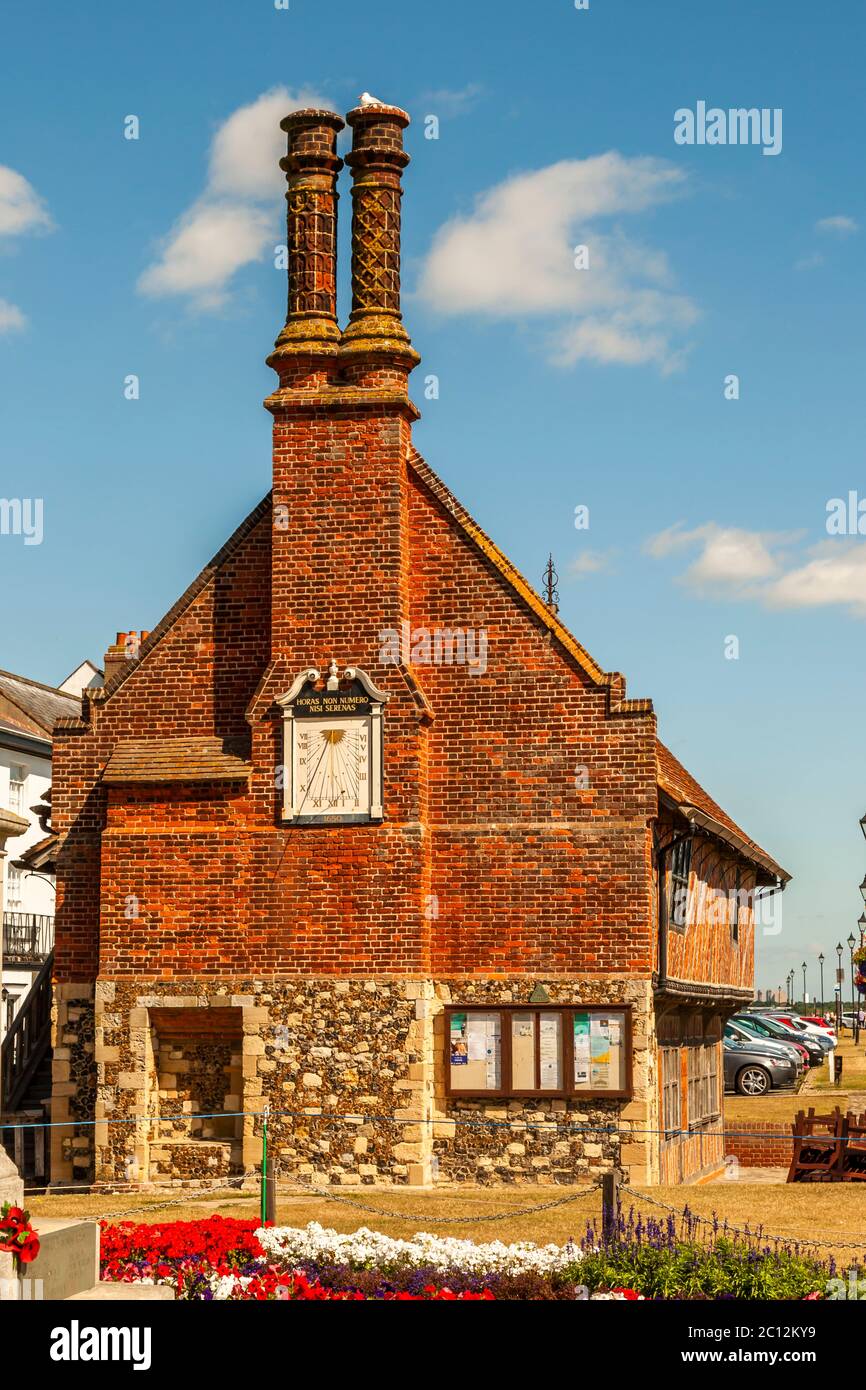 La Moot Hall di Aldeburgh, Suffolk, Inghilterra. Horas non Numero nisi Serenas: Fate come la meridiana, contate le ore luminose racconta solo la meridiana sulla timpano di una casa con due alti camini, costruiti in mattoni e flinte Foto Stock
