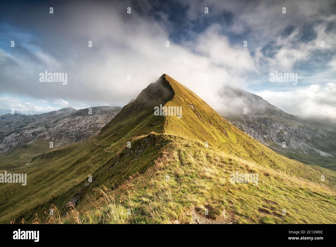 vetta di montagna in basse nuvole Foto Stock