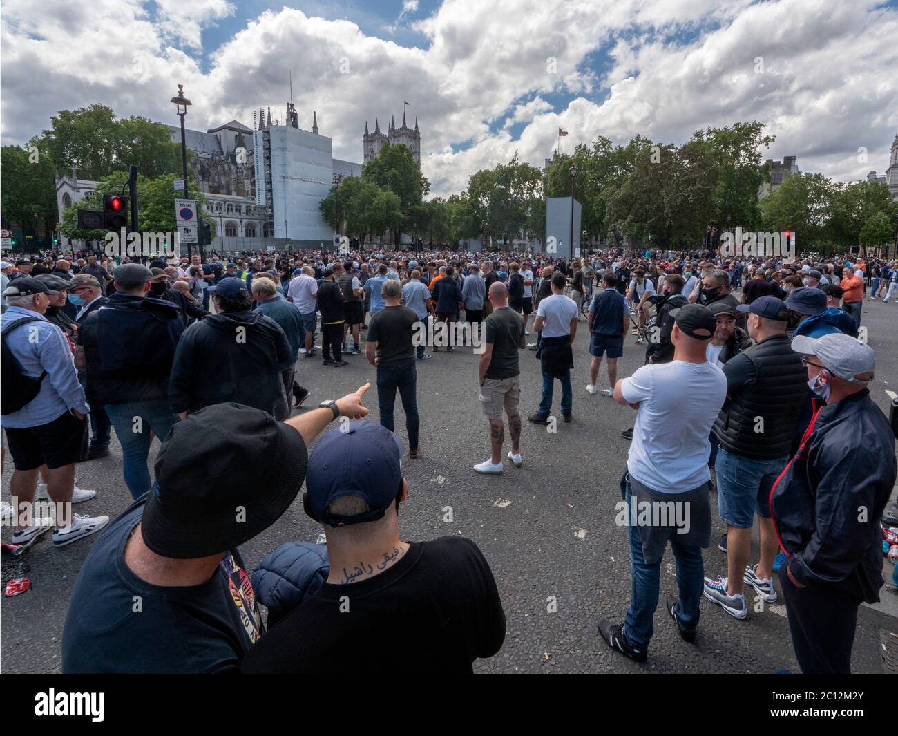 Londra. REGNO UNITO. 13 giugno 2020. Vista dei deputati di estrema destra e degli Holligani in Piazza del Parlamento. Foto Stock