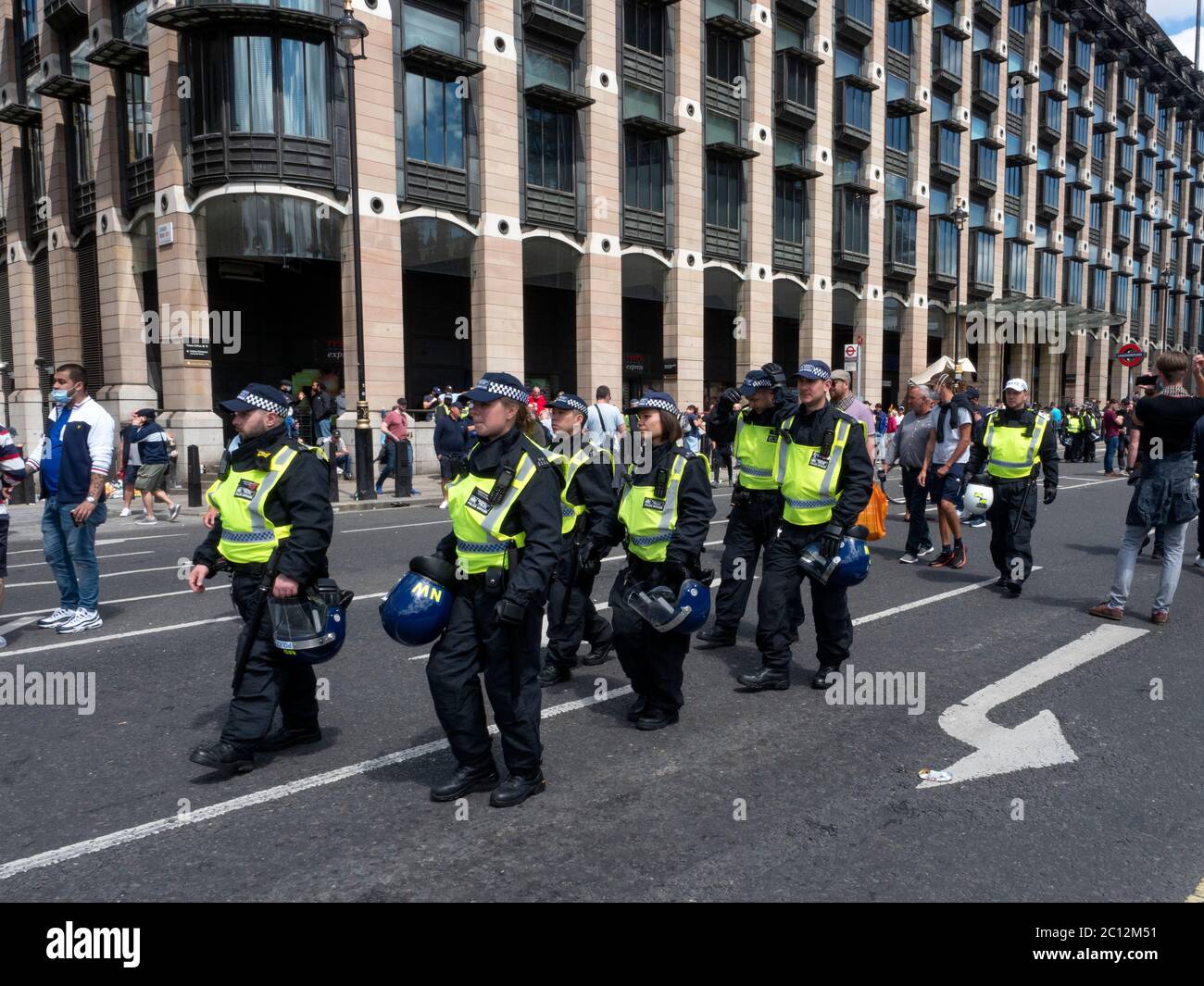 Londra. REGNO UNITO. 13 giugno 2020. Polizia di polizia di Riot che marciano lungo Bridge Street fino a Piazza del Parlamento. Foto Stock