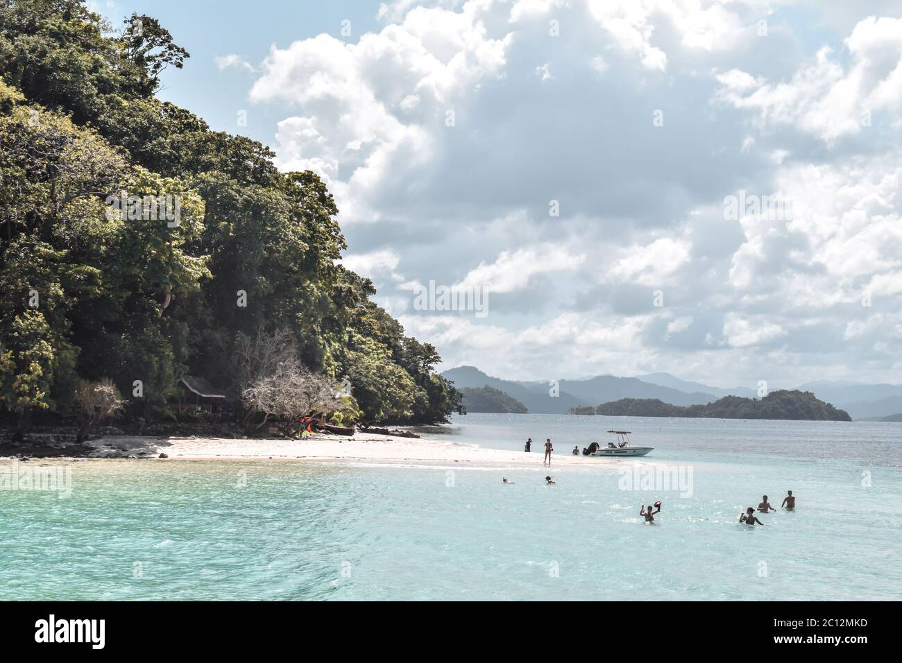 Persone ricche che nuotano in acqua su una lussuosa isola privata a El Nido, Filippine Foto Stock