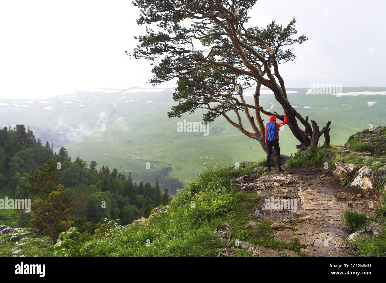 Donna escursionista, arrampicatore o corridore di sentiero in montagna. Foto Stock