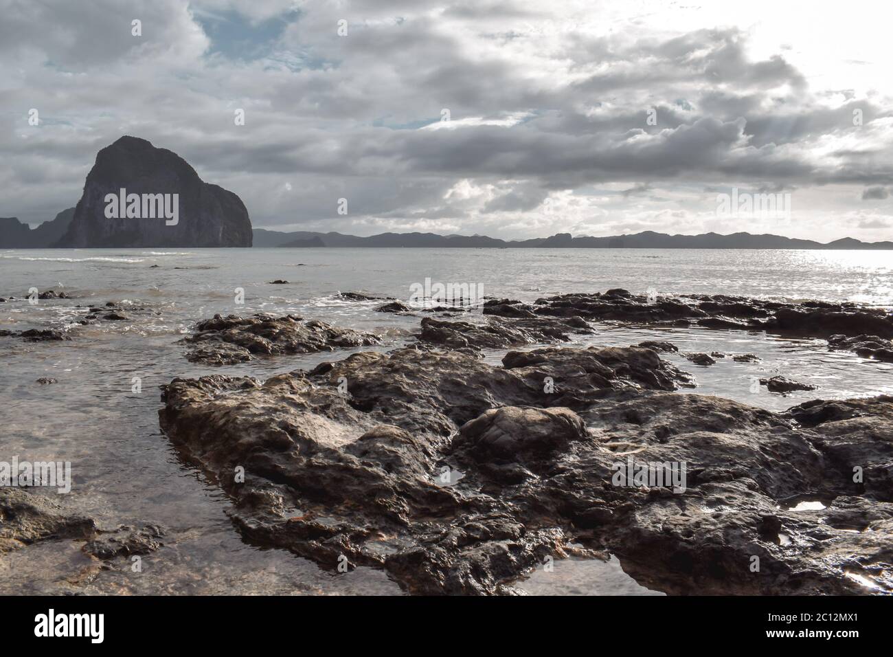 Sole che splende su costa rocciosa calcarea a El Nido Palawan le Filippine Foto Stock