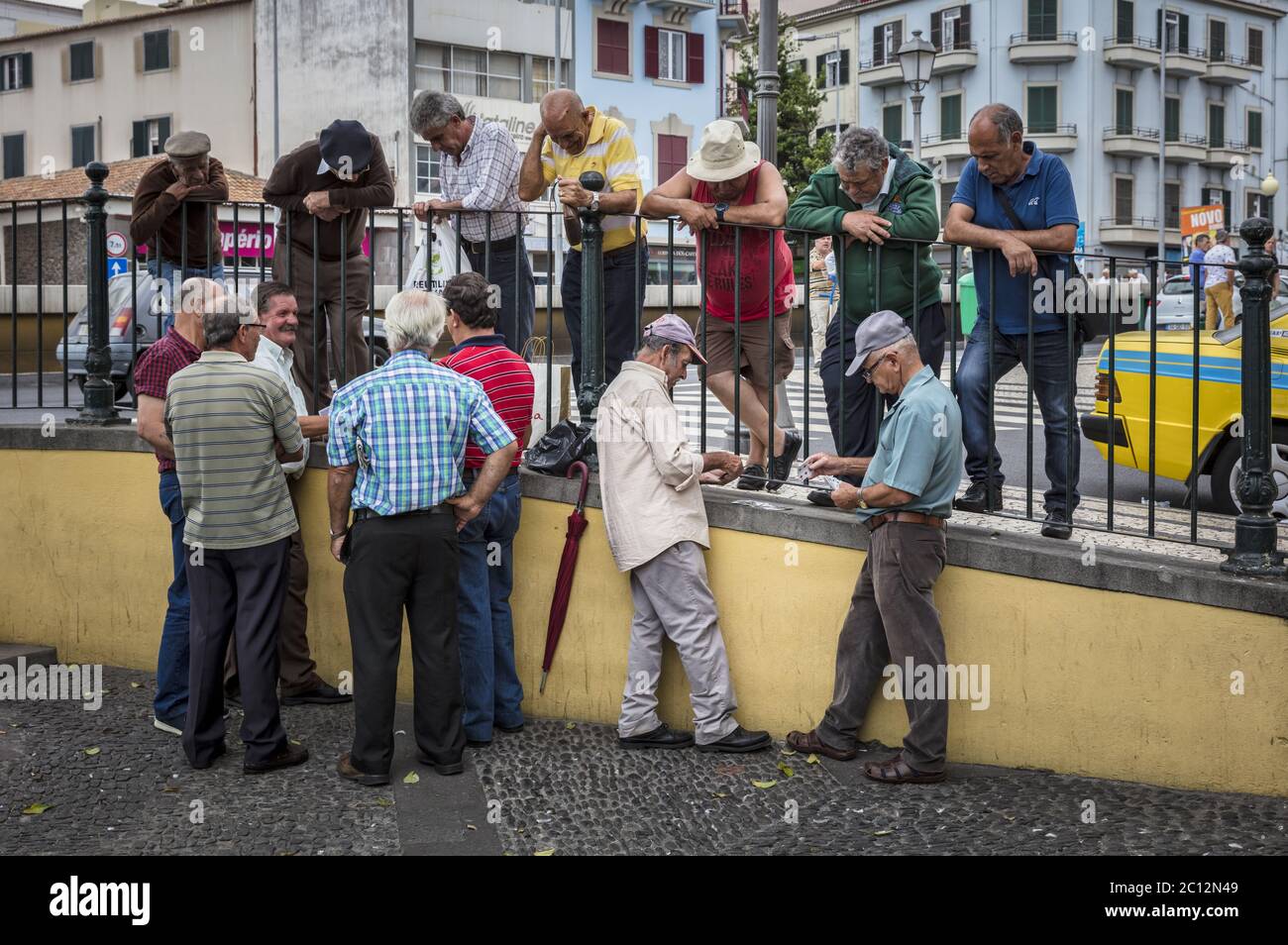 Gli anziani giocano le carte a Funchal Foto Stock