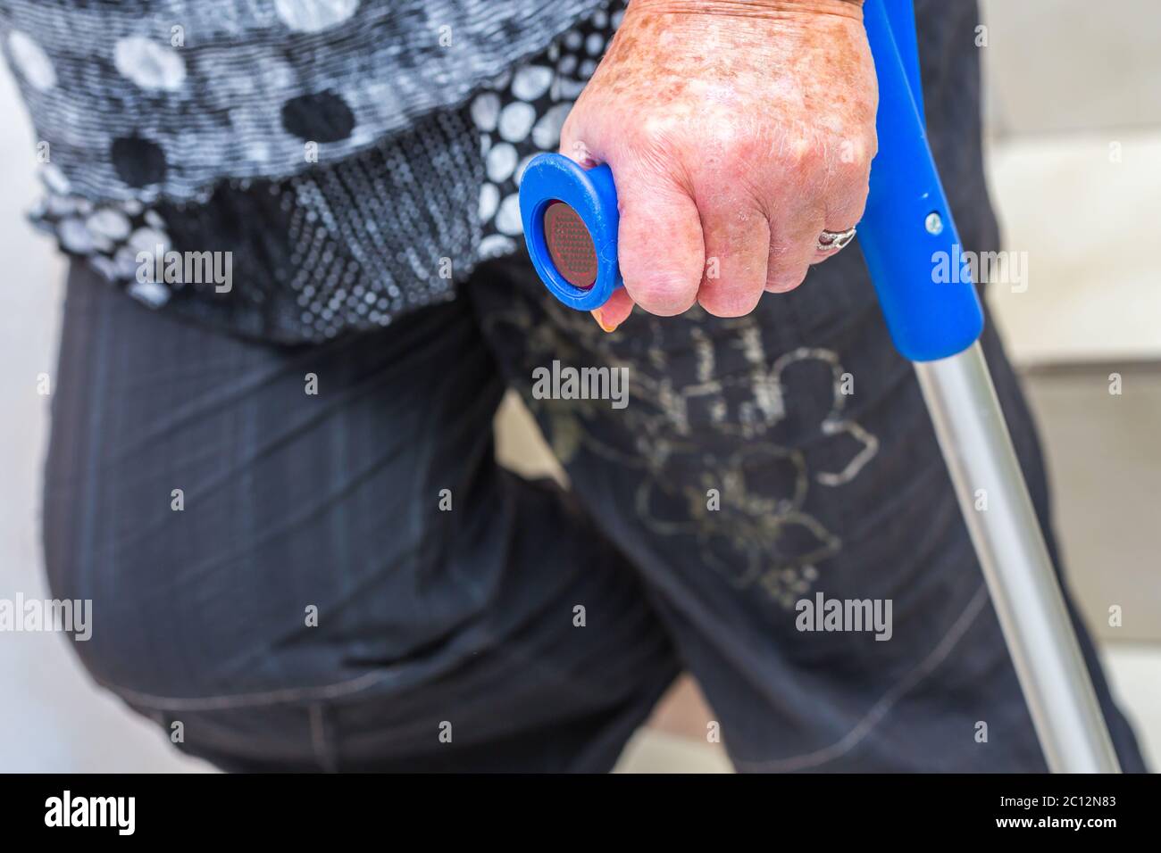 mano di una donna anziana disabile che tiene un crutch Foto Stock mano di una donna anziana disabile che tiene un crutch Foto Stock