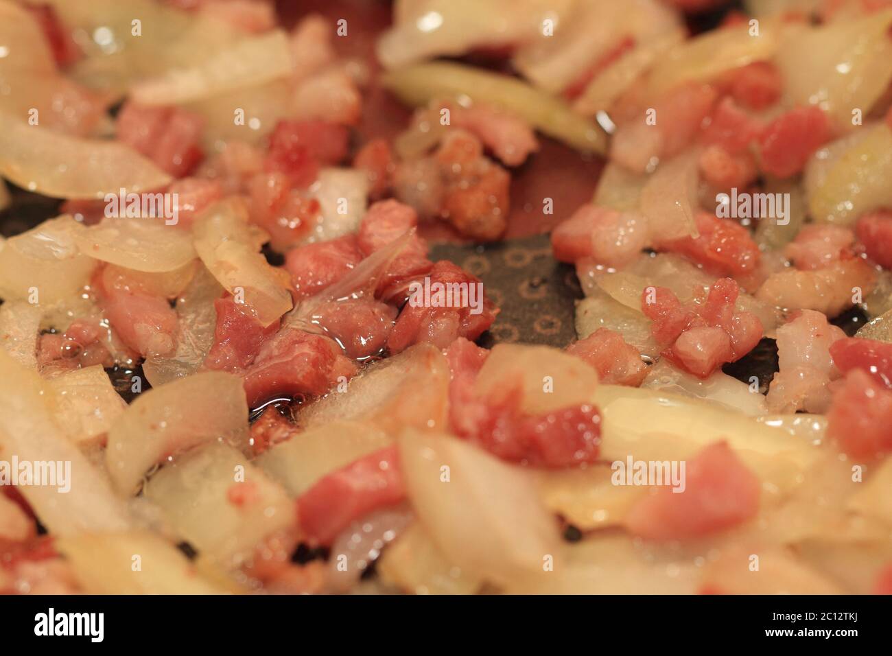 Primo piano foto di pancetta e cipolle frittura Foto Stock