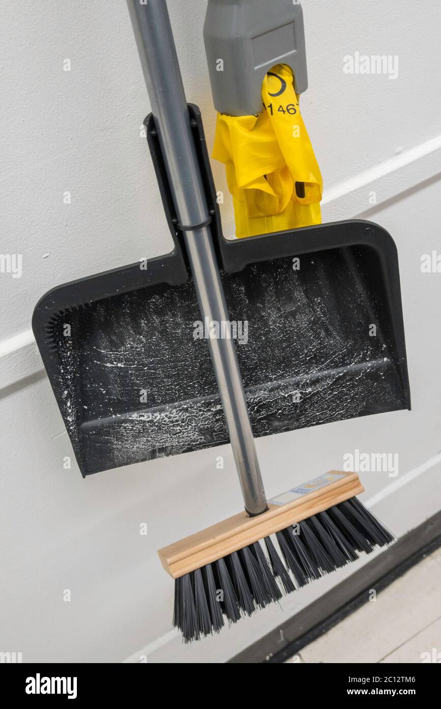 Attrezzatura di pulizia appesa a una parete, Stati Uniti Foto Stock