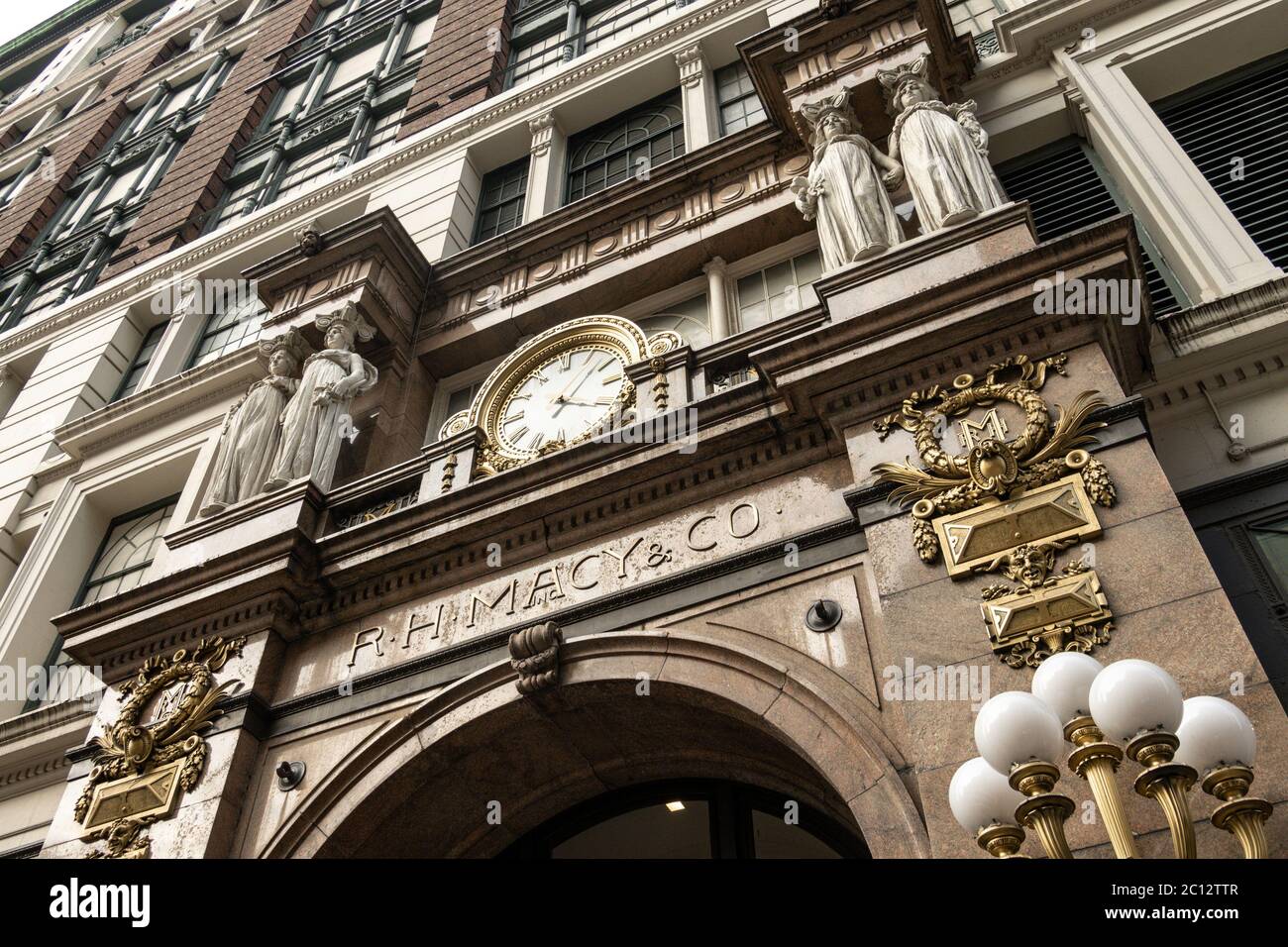 Statue di Beaux-Arts, ingresso principale, Macy's Flagship Department Store, 151 W. 34th Street, New York Foto Stock