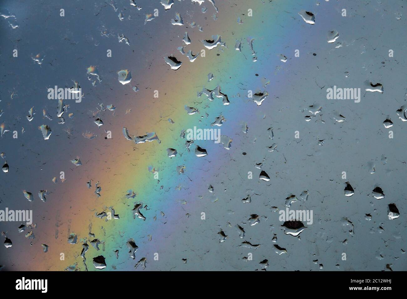Gocce acqua arcobaleno vetro sfocato, Abstract Foto Stock