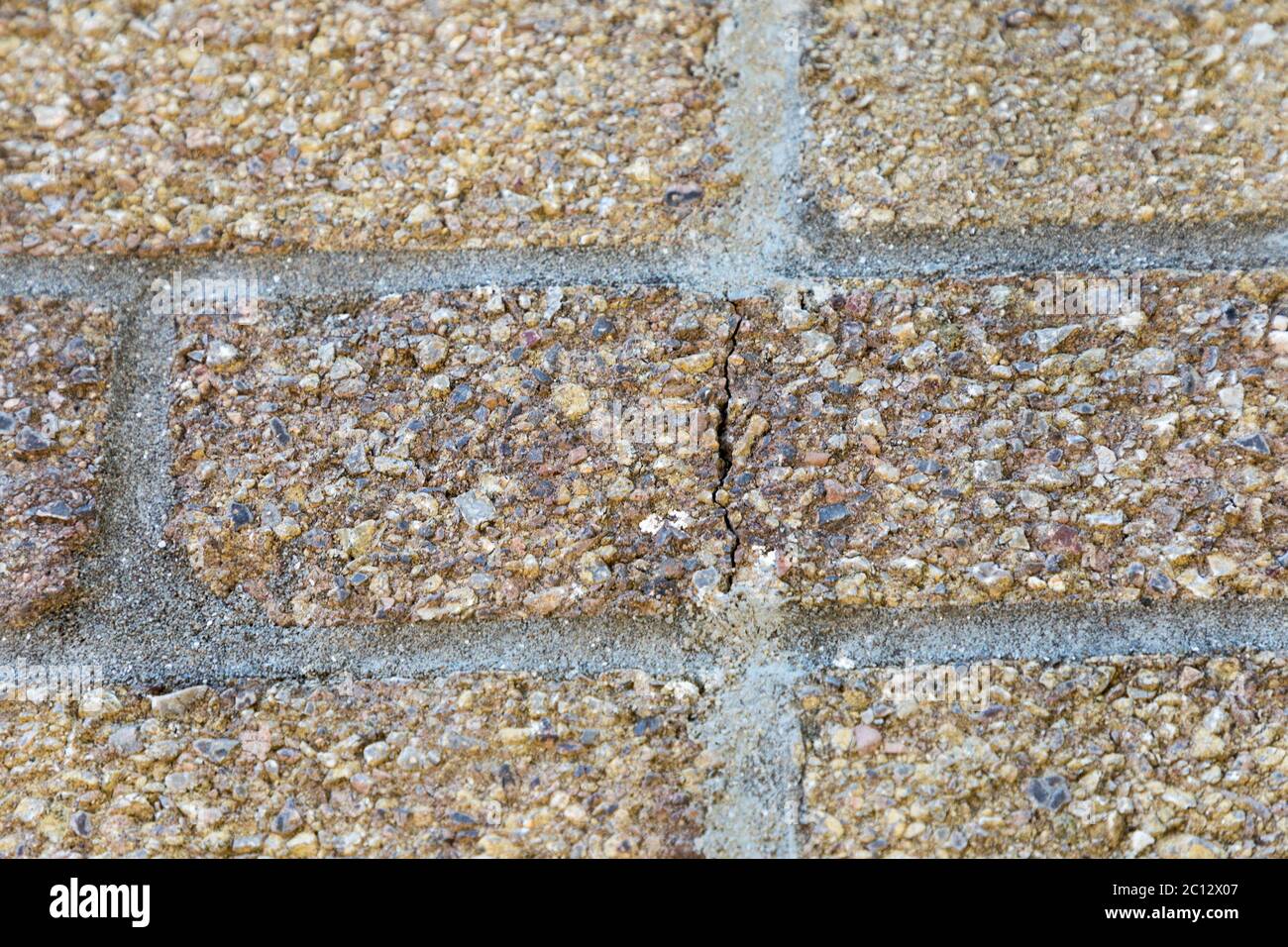Crepa attraverso mattoni nella parete della casa causata da stress dall'alto verso il basso con architrave della finestra espansa, Galles, Regno Unito Foto Stock