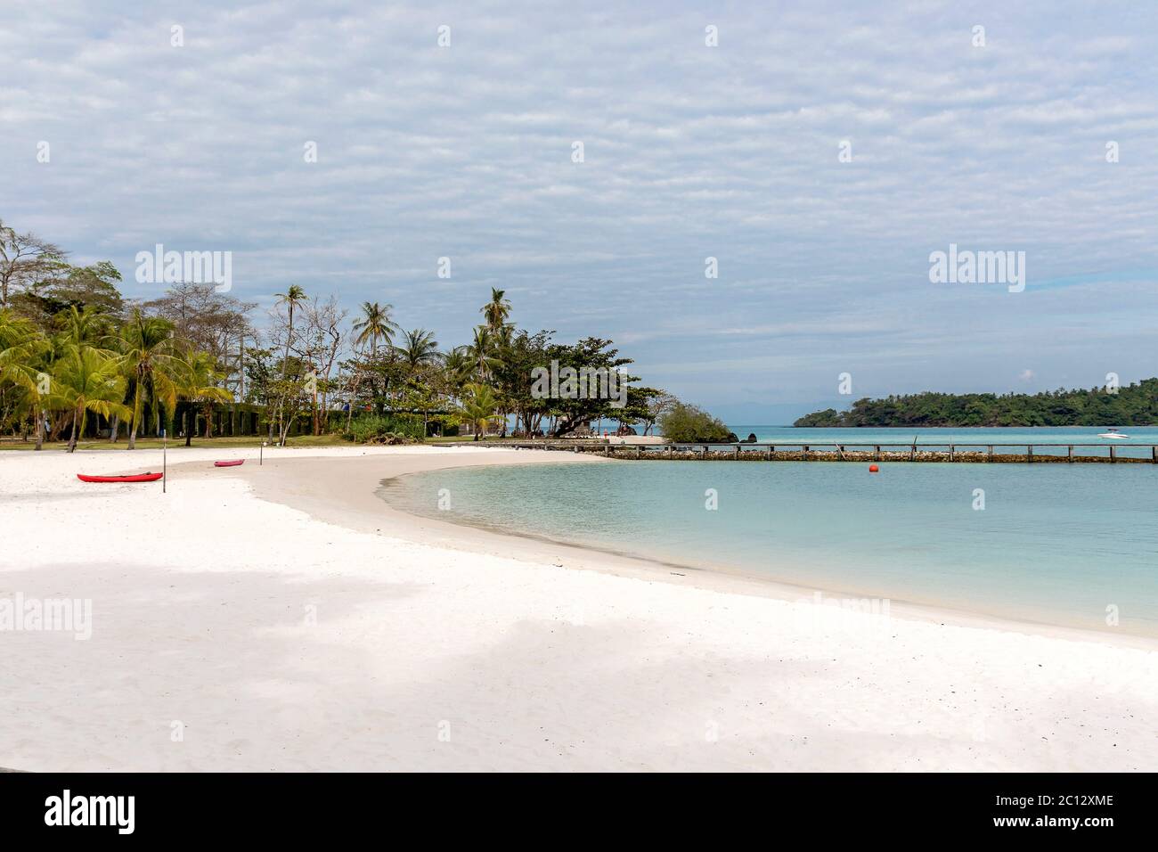 Canoa rossa e molo di legno, isola di koh kham, Thailandia. Foto Stock